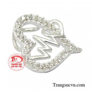 Với những bạn gái yêu thích phong cách trẻ trung và hợp thời trang thì đừng bỏ qua chiếc mặt dây này nhé!