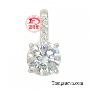 Mặt bạc nữ sang trọng bởi những viên đá cz tỏa sáng tạo nên sức hút với người nhìn.