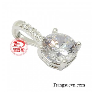 Kết hợp hài hòa giữa đá cz cùng bạc khiến cho chiếc mặt dây trở nên lấp lánh và ấn tượng hơn.