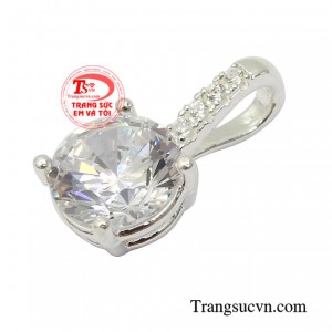 Khi diện chiếc mặt dây này các cô gái trở nên thật đặc biệt và yêu kiều hơn, thu hút ánh nhìn với người khác phái.