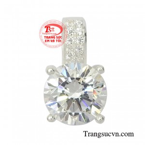 Mặt bạc nữ thời trang được chế tác tinh xảo bắt sáng tạo vẻ lấp lánh.