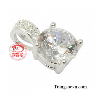 Chiếc mặt dây khi kết hợp cùng dây chuyền nữ bạc tạo vẻ đẹp vô cùng thanh lịch và duyên dáng cho người đeo.