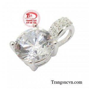 Vừa thời trang mà giá thành phải chăng vậy các nàng còn chần chờ gì nữa mà không sở hữu cho mình một chiếc mặt dây bạc để diện đi chơi hay những dịp đặc biệt.
