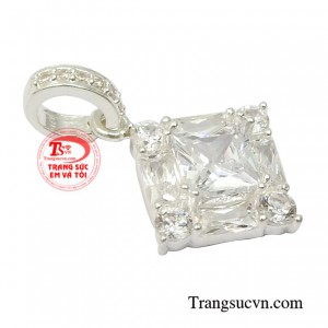 Ngày càng nhiều người sử dụng trang sức bạc hơn để điểm tô cho nhan sắc của mình.
