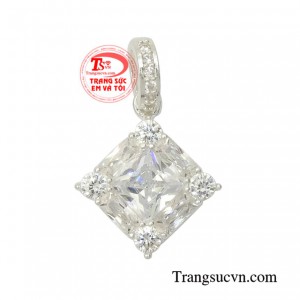 Mặt bạc nữ yêu kiều hiện đang là xu hướng trang sức được giới trẻ đặc biệt yêu thích.
