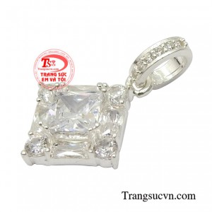 Không chỉ mang đến vẻ đẹp cho phái đẹp mà bạc còn có tác dụng cân bằng các nguồn năng lượng trong cơ thể, mạch máu có thể đàn hồi tốt hơn.
