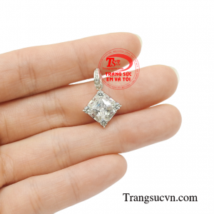 Mặt bạc nữ yêu kiều