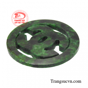Chiếc mặt ngọc này còn là nguồn tập trung năng lượng đất trời, giúp hỗ trợ cải thiện sức khoẻ, giảm đau ốm, tăng sức đề kháng cho mỗi người.
