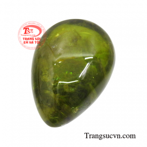 Về phong thủy, màu xanh là bản mệnh của người mệnh Mộc và là màu tương sinh với mệnh Hỏa, vì thế 2 mệnh này sở hữu đá Peridot sẽ rất tốt và có thêm nhiều may mắn.