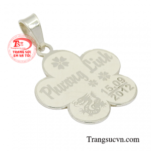 Sản phẩm khi kết hợp cùng dây chuyền bạc xinh xắn tôn lên vẻ hợp thời trang và dễ thương cho các bé yêu.