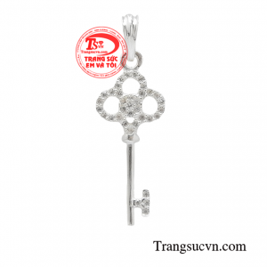 Mặt dây chìa khóa tình yêu với những chi tiết được người thợ tài hoa làm một cách cẩn thận và tỉ mỉ.