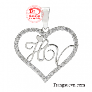 Mặt dây chữ vàng trắng nữ tính vẫn luôn là sự lựa chọn của nhiều cô gái.