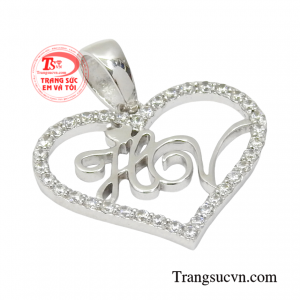 Mặt dây chuyền này mang vẻ đẹp ngọt ngào rất thích hợp với những cô nàng hiện đại, phong cách.