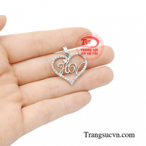 Mặt dây chữ vàng trắng nữ tính đảm bảo chất lượng.