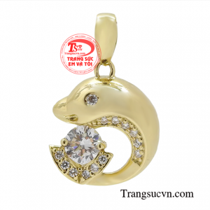 Mặt dây chuyền cá heo xinh xắn vừa tạo nét đáng yêu, vừa nữ tính. 