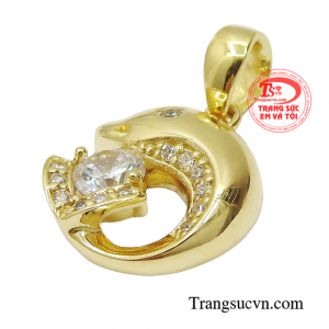 Sản phẩm còn dễ dàng kết hợp với nhiều kiểu trang phục khác nhau.  