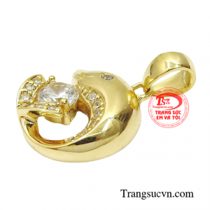 Chất liệu vàng 18k sẽ giúp bừng sáng làn da mà lại vô cùng thời thượng. 