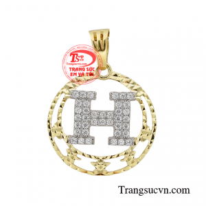 Mặt dây chuyền cá tính được thiết kế với hình chữ H kiểu cách. 