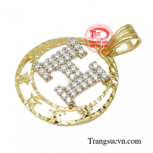 Sản phẩm với phong cách trẻ trung, hợp thời trang giúp cho các chị em dễ dàng kết hợp cùng những trang phục dù là dạo phố hay đi làm. 