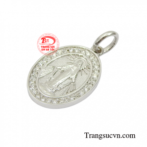 Đeo tượng đức mẹ bên người với ý nghĩa được chở che, dìu dắt qua mọi hoạn nạn, khó khăn trong cuộc sống