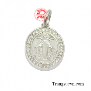 Đức Mẹ còn là biểu tượng cho sức mạnh, sự can đảm và cương trực của người phụ nữ, phù hợp làm quà tặng cho người yêu thương