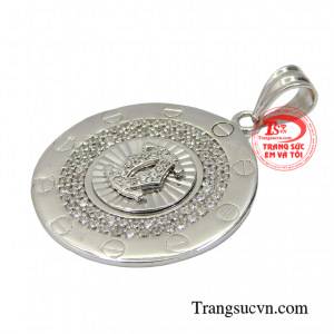 Mỗi chiếc mặt dây đều đem đến một phong cách, cá tính khác nhau giúp các quý ông tạo nên dấu ấn khác biệt. 