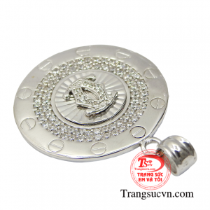 Chiếc mặt dây này sẽ giúp bạn xuất hiện với một diện mạo chỉn chu, hoàn mỹ và trưởng thành.