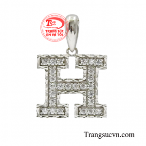 Mặt dây chuyền nữ độc đáo mang hình ảnh một cô gái thanh lịch mà vô cùng cá tính. 