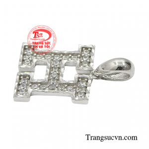 Do đó các cô gái hãy lựa chọn cho mình một chiếc mặt dây thật đẹp để giúp bạn tự tin tỏa sáng nhé!