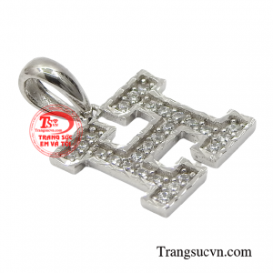 Bởi chiếc mặt dây không chỉ mang đến nét phá cách mà còn thể hiện sự riêng biệt, giúp nổi bật những dấu ấn riêng của bản thân.