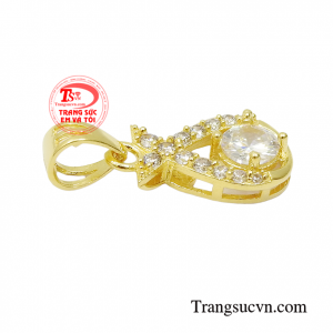 Sản phẩm kết hợp cùng dây chuyền vàng là món được các cô nàng đặc biệt yêu thích
