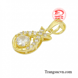 Từng đường nét uyển chuyển kết hợp với đá cz giúp chiếc mặt dây thêm ấn tượng và nổi bật