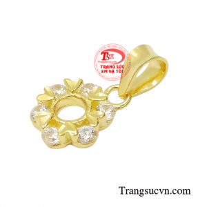 Chiếc mặt dây này cũng dễ dàng kết hợp cùng nhiều kiểu trang phục tạo nên phong cách riêng cho các quý cô