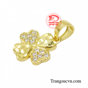 Chiếc mặt dây được thiết kế hình cỏ bốn lá là biểu tượng của may mắn, bình an nên càng được phái đẹp yêu thích