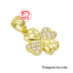 Nhà thiết kế đã khéo léo sử dụng những viên đá cz tạo độ bắt sáng, tăng thêm vẻ đẹp lung linh cho chiếc mặt dây