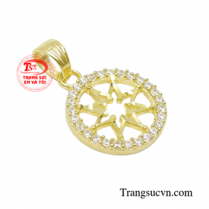 Mặt dây chuyền vàng với thiết kế tinh tế sang trọng, đầy cuốn hút. Kiểu dáng bắt mắt, độc lạ mê hoặc biết bao ánh nhìn