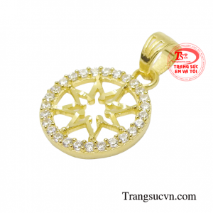 Với thiết kế tinh xảo dễ dàng kết hợp với nhiều loại dây chuyền mang lại sự thanh lịch, dịu dàng và cá tính