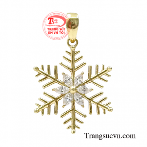 Mặt dây kim cương quý phái thiết kế đầy tinh xảo từ những viên kim cương lấp lánh giúp cho phái đẹp nổi bật trước đám đông.