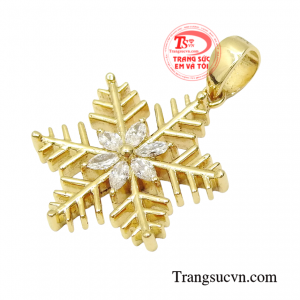 Một người phụ nữ xinh đẹp thì nhất định phải sắm ngay cho mình một chiếc mặt dây kim cương để có thể phô diễn được vẻ đẹp bên ngoài và cà tâm hồn bên trong.