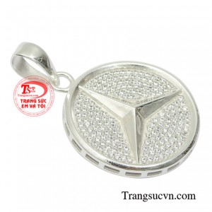 Mặt dây chuyền bạc nam phong độ giúp bạn tự tin thể hiện phong cách bên ngoài và cá tính bên trong.