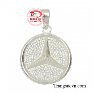 Mặt dây nam bạc mạnh mẽ được thiết kế và chế tác theo công nghệ hiện đại tạo độ sắc nét cho sản phẩm.