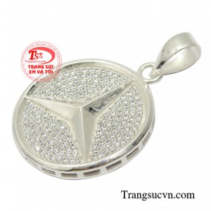 Sản phẩm khi kết hợp cùng dây chuyền bạc giúp phái mạnh hợp thời trang hơn phù hợp với mọi lứa tuổi.