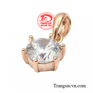 Chiếc mặt dây phù hợp với nhiều trang phục và phong cách thời trang.