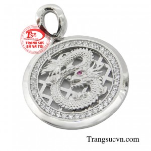 Chiếc mặt dây mang vẻ đẹp sang trọng, đẳng cấp giúp phái mạnh khẳng định vị thế. 