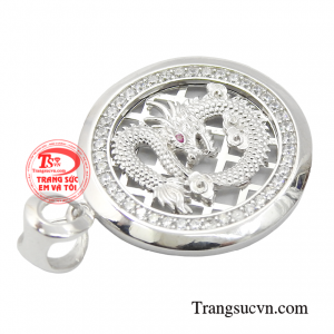 Chiếc mặt dây sẽ là món quà đầy mong chờ để dành tặng cho người thương yêu. 