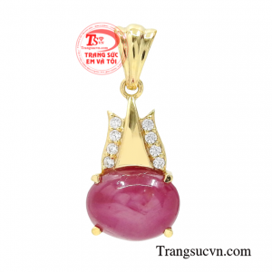 Mặt dây ruby sao sang trọng là thiết kế khiến các chị em săn đón với đường nét vô cùng tỉ mỉ mang lại thần thái quý phái cho nữ giới.