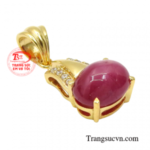 Chiếc mặt dây được chế tác hoàn hảo từ chất liệu vàng 14k và đá Ruby thiên nhiên.
