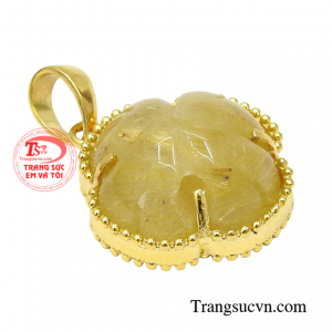 Chiếc mặt dây khi kết hợp cùng dây chuyền vàng vừa hợp thời trang vừa thanh lịch.
