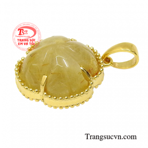 Thạch anh tóc vàng có trường năng lượng vô cùng mạnh mẽ, có khả năng trấn tĩnh, điều hòa tinh thần và lấy lại sự tự tin.