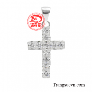 Mặt dây thánh giá độc đáo được chế tác từ bạc 925 chất lượng cao.